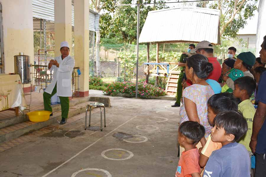 Hướng dẫn bà con người đồng bào dân tộc thiểu số rửa tay bằng xà phòng. Ảnh: Hà Phương Hướng dẫn bà con người đồng bào dân tộc thiểu số rửa tay bằng xà phòng. Ảnh: Hà Phương