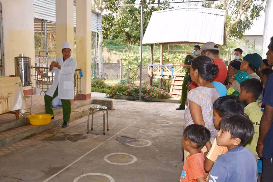 Hướng dẫn bà con người đồng bào dân tộc thiểu số rửa tay bằng xà phòng. Ảnh: Hà Phương