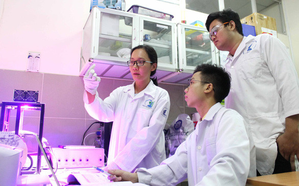 TS Nguyễn Tuyết Phương (bìa trái) thảo luận và hướng dẫn sinh viên thực hiện các thực nghiệm tại phòng lab do chị thành lập - Ảnh: Q.L.