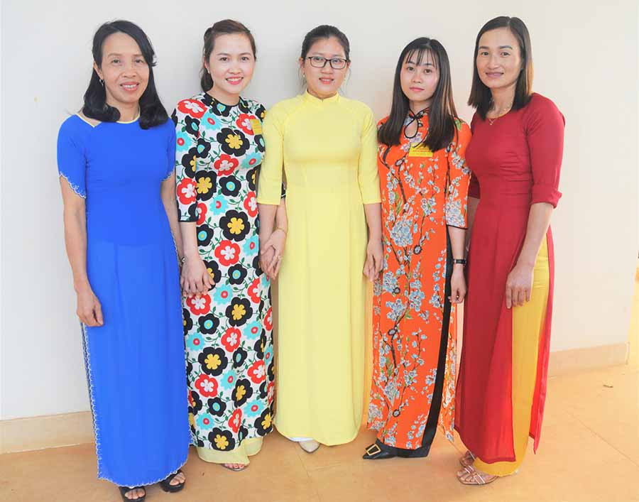  Chị Lê Thị Hòa (bìa phải) và chị Nguyễn Thị Kim Liên (bìa trái) chụp ảnh lưu niệm cùng đồng nghiệp. Ảnh: Đ.Y