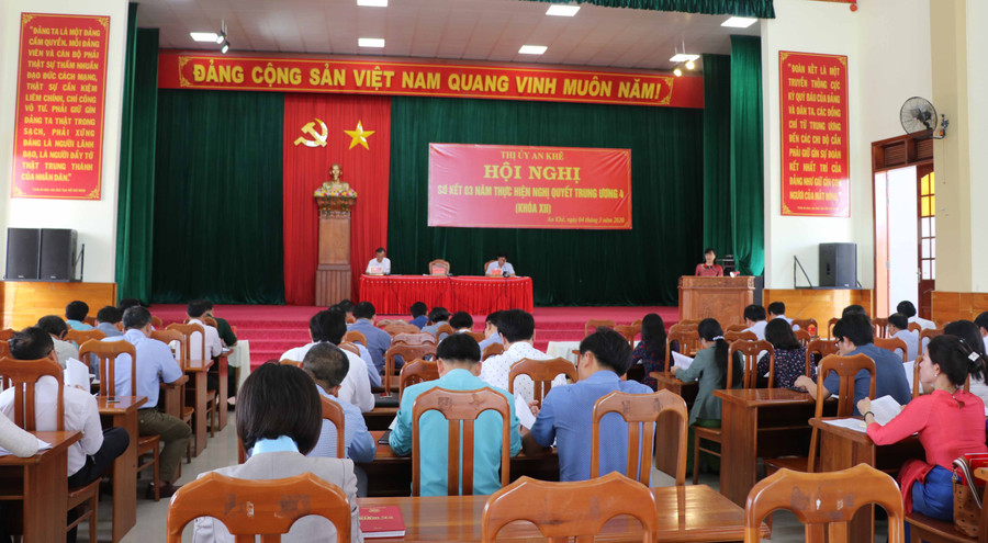 Ban Thường vụ Thị ủy An Khê tổ chức hội nghị sơ kết 3 năm thực hiện Nghị quyết Trung ương 4 (khóa XII). Ảnh: Ngọc Minh