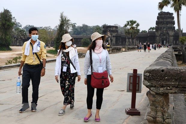 Khách du lịch đeo khẩu trang phòng dịch COVID-19 tại tỉnh Siem Reap, Campuchia ngày 6/3/2020. (Ảnh: AFP/TTXVN)