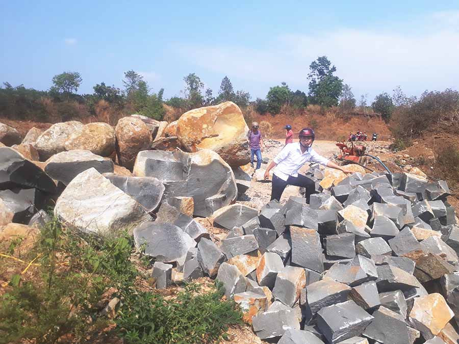 Khai thác đá trái phép tại xã Ia Hrung. Ảnh: Hoành Sơn Khai thác đá trái phép tại xã Ia Hrung. Ảnh: Hoành Sơn