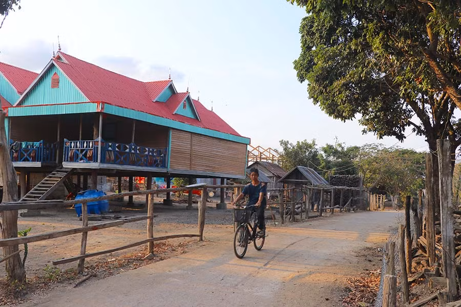 Qua 2 năm thực hiện xây dựng làng nông thôn mới, bộ mặt làng Hle Hlang đã có nhiều khởi sắc. Ảnh: Ngọc Minh