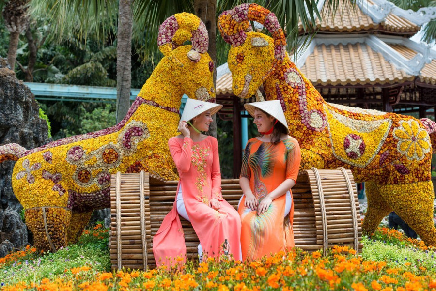 Khách nữ đến Đầm Sen trong hai ngày 7-8/3 được giảm 50% các loại vé trọn gói và miễn vé vào cổng.