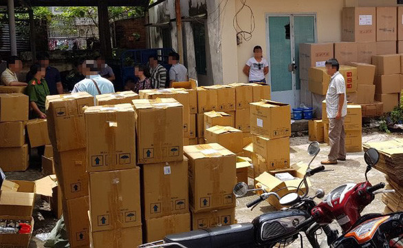 Công an khám xét nhà máy sản xuất thuốc của Lê Văn Khối tại huyện Bình Chánh - Ảnh: CACC