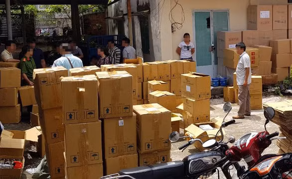 Công an khám xét nhà máy sản xuất thuốc của Lê Văn Khối tại huyện Bình Chánh - Ảnh: CACC