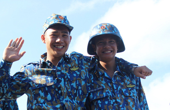 Nụ cười của những chiến sĩ trẻ trên đảo Song Tử Tây - Ảnh: MY LĂNG