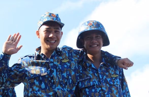 Nụ cười của những chiến sĩ trẻ trên đảo Song Tử Tây - Ảnh: MY LĂNG