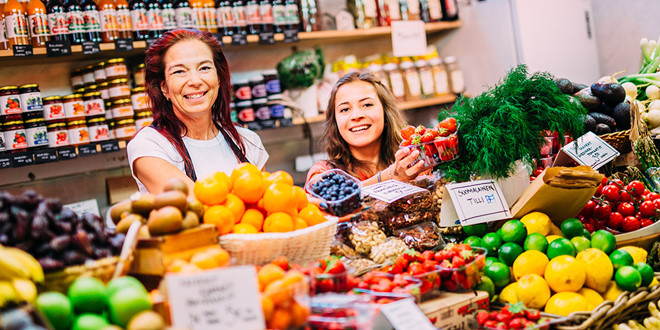 Chợ Hakaniemi là nơi mua quà tặng đậm chất địa phương và ẩm thực Phần Lan.