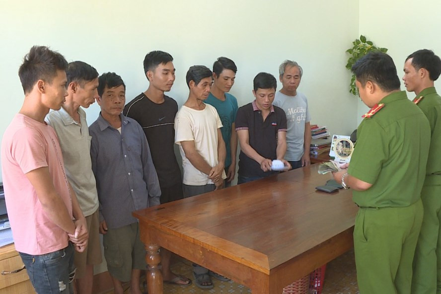 Các đối tượng tại cơ quan công an. Ảnh: LX Các đối tượng tại cơ quan công an. Ảnh: LX