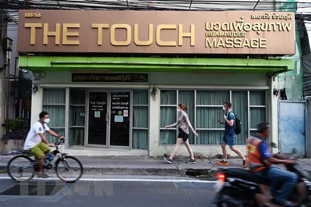 Một cửa hàng phải đóng cửa do dịch COVID-19 tại Bangkok, Thái Lan ngày 21/3/2020. (Nguồn: AFP/TTXVN)