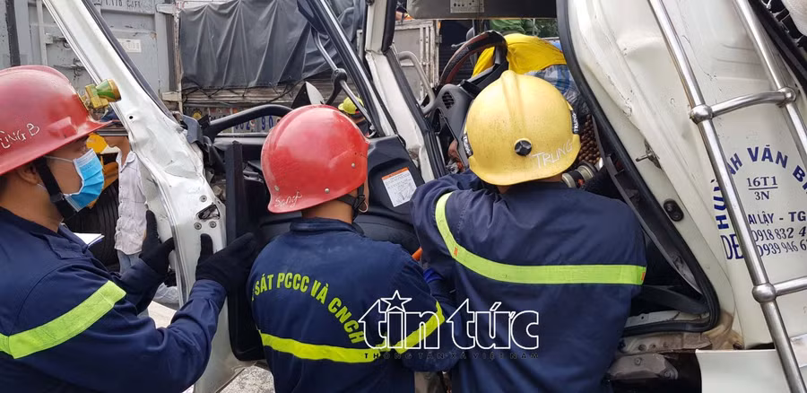 Đến hơn 8 giờ cùng ngày, thi thể 3 nạn nhân mới được đưa ra ngoài.