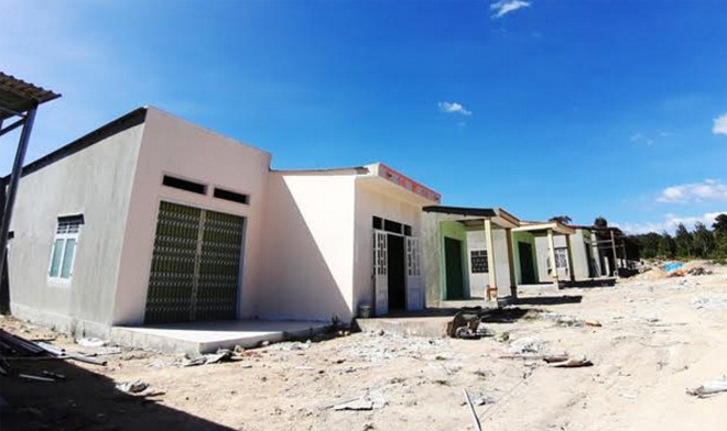 Những ngôi nhà khang trang của cư dân làng chài được nhà nước hỗ trợ xây dựng.