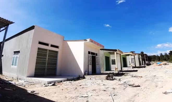 Những ngôi nhà khang trang của cư dân làng chài được nhà nước hỗ trợ xây dựng.