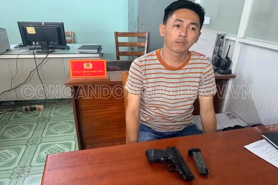  Đối tượng Nguyễn Hồng Ân cùng tang vật tại Cơ quan Công an_Ảnh: CACC