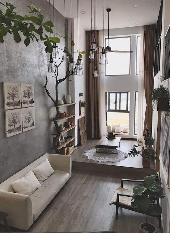 Sau một tháng thi công, căn hộ hoàn toàn "lột xác". Nhờ nâng độ cao sàn, phòng khách được chia làm hai khu vực: bên trên đặt bàn ăn bệt kiểu Hàn Quốc (chồng chị Hòa là người Hàn) để quây quầy trò chuyện cùng bạn bè và người thân, bên dưới đặt sofa cho những lúc cần lịch sự, trang trọng hơn. Sau một tháng thi công, căn hộ hoàn toàn