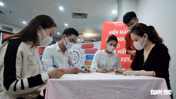  Hoa hậu Ngọc Hân, MC Phan Anh, diễn viên Đan Lê, Hồng Diễm cùng kê khai tình trạng sức khoẻ trước khi tham gia hiến máu - Ảnh: MAI THƯƠNG