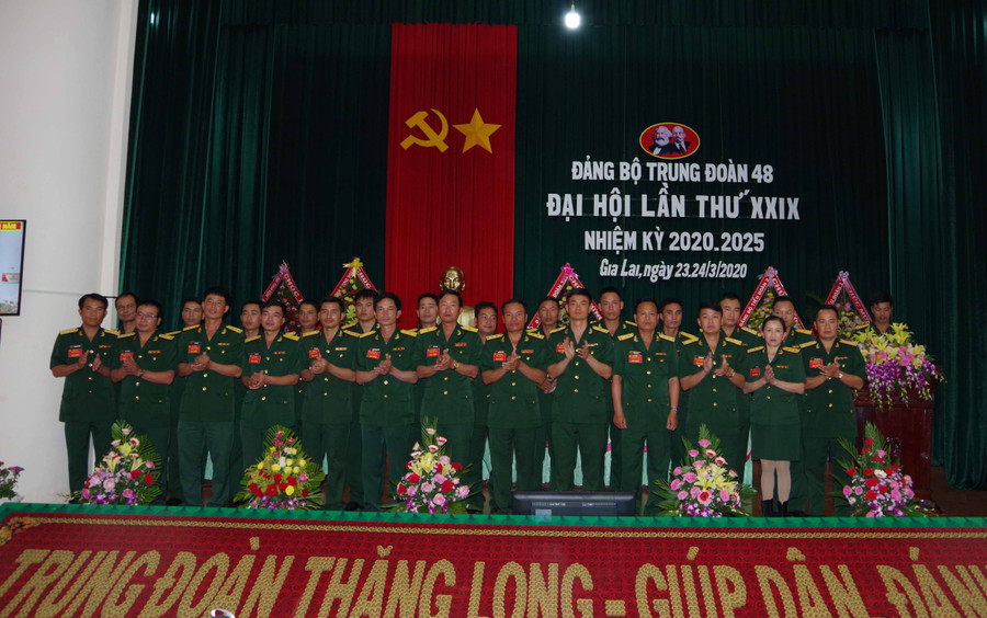 Ban chấp hành và đoàn đại biểu đi dự đại hội cấp trên ra mắt đại hội. Ảnh: Vĩnh Hoàng 