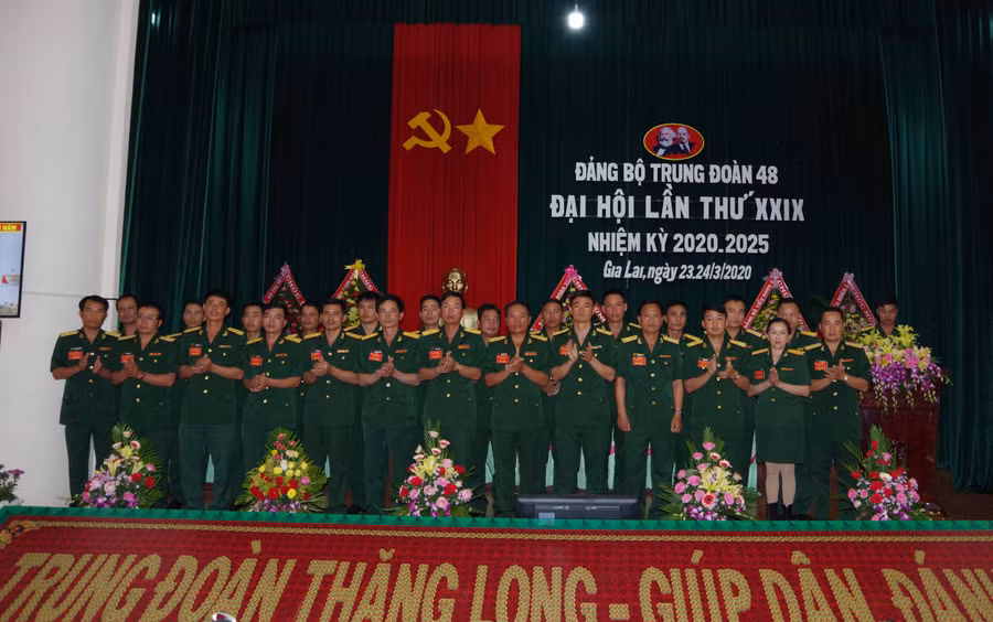 Ban chấp hành và đoàn đại biểu đi dự đại hội cấp trên ra mắt đại hội. Ảnh: Vĩnh Hoàng 