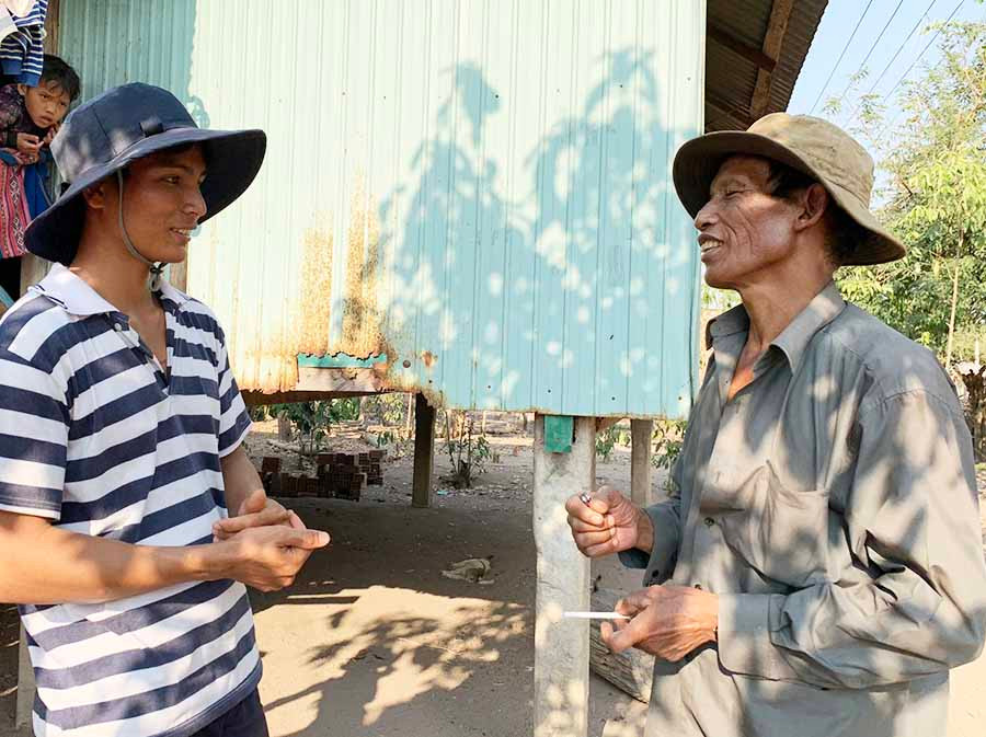 Bằng lời nói thuyết phục, ông Hneoh làm tốt công tác vận động quần chúng. Ảnh: P.L