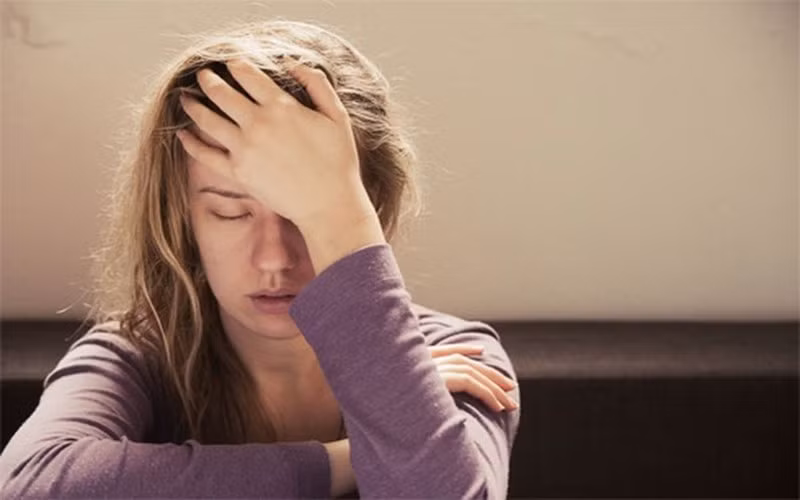 Thay đổi hormone: Đau nửa đầu xuất hiện ở phụ nữ nhiều hơn nam giới do sự thay đổi về hormone, đặc biệt trong độ tuổi sinh sản hoặc khi có kinh nguyệt. Thay đổi hormone: Đau nửa đầu xuất hiện ở phụ nữ nhiều hơn nam giới do sự thay đổi về hormone, đặc biệt trong độ tuổi sinh sản hoặc khi có kinh nguyệt.