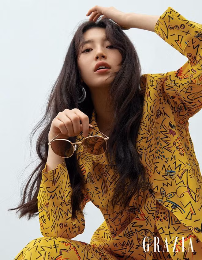 Hình ảnh Suzy trên tạp chí Grazia số tháng 4.2020 mới được công bố. Cô nhanh chóng gây chú ý với nhan sắc rạng rỡ và phong cách thời trang tinh tế/ ẢNH: CHỤP MÀN HÌNH ALLKPOP