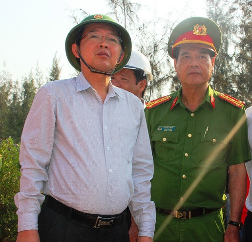Trực tiếp thị sát hiện trường vụ việc cưỡng chế vào đầu năm 2019, Chủ tịch UBND tỉnh Bình Định Hồ Quốc Dũng 'quyết' lập lại trật tự tại Khu kinh tế Nhơn Hội bằng các biện pháp mạnh. Ảnh: Dũ Tuấn.
