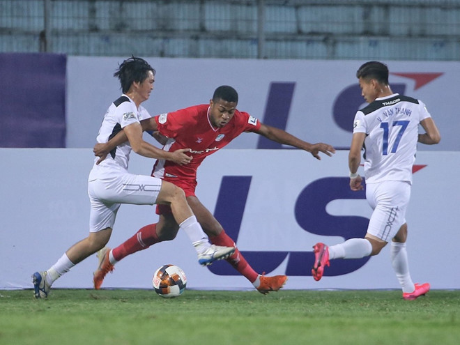 Tuấn Anh và Văn Thanh kèm tiền đạo Bruno trong trận hòa Viettel 3-3 tại vòng 2, trước khi V-League tạm hoãn vô thời hạn vì Covid-19. Ảnh: Minh Tú