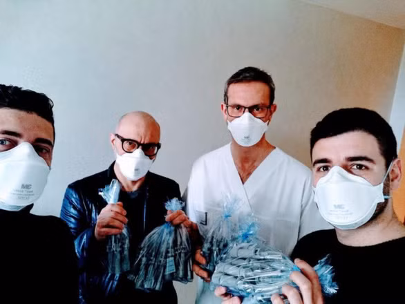 Các kỹ sư Công ty Isinnova và van Venturi cung cấp cho bệnh viện - Ảnh: ISINNOVA