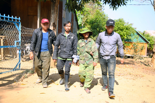  Dẫn giải các đối tượng về cơ quan chức năng. Ảnh: THÚY TRINH