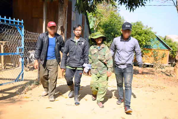  Dẫn giải các đối tượng về cơ quan chức năng. Ảnh: THÚY TRINH