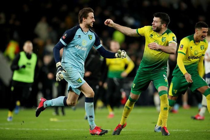 Thủ thành Tim Krul đưa Norwich vào tứ kết FA Cup