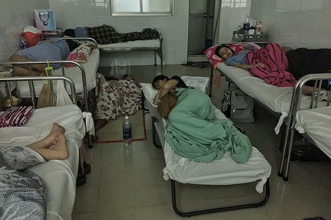 Trước khi đẻ một ngày tôi nhập viện và được hướng dẫn nằm trên chiếc giường bố giữa căn phòng đã kín thai phụ. Ảnh: Trung Du