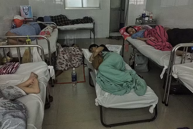 Trước khi đẻ một ngày tôi nhập viện và được hướng dẫn nằm trên chiếc giường bố giữa căn phòng đã kín thai phụ. Ảnh: Trung Du