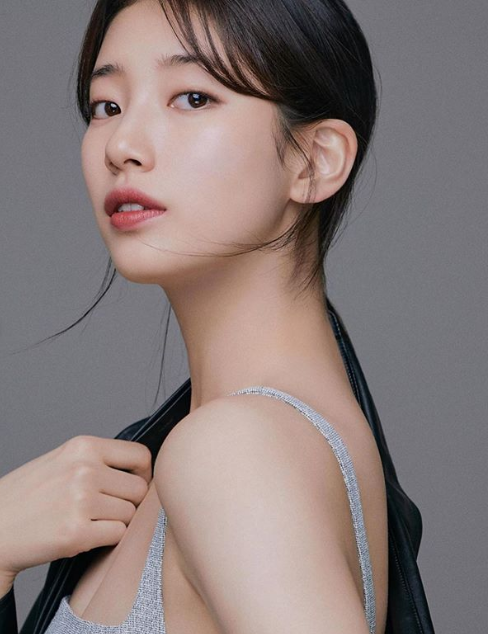 Suzy (tên đầy đủ Bae Suzy) sinh năm 1994 và là nữ ca sĩ kiêm diễn viên nổi tiếng xứ kim chi. Sở hữu vẻ đẹp không tì vết cùng ngoại hình sáng sân khấu, cô luôn nằm trong danh sách những nữ thần Kpop và được mệnh danh là “tình đầu quốc dân” của Hàn Quốc/ ẢNH: INSTAGRAM NV