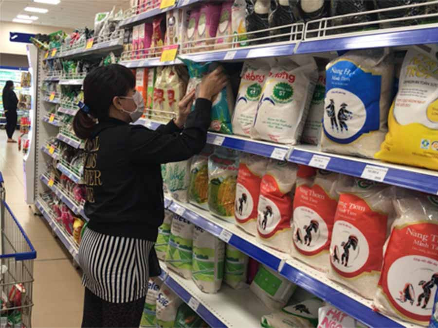 Siêu thị Co.op Mart Pleiku chuẩn bị nguồn hàng tiêu dùng thiết yếu dồi dào để phục vụ tốt nhất nhu cầu của người dân trong bối cảnh dịch bệnh Covid-19. Ảnh: V.T Siêu thị Co.op Mart Pleiku chuẩn bị nguồn hàng tiêu dùng thiết yếu dồi dào để phục vụ tốt nhất nhu cầu của người dân trong bối cảnh dịch bệnh Covid-19. Ảnh: V.T