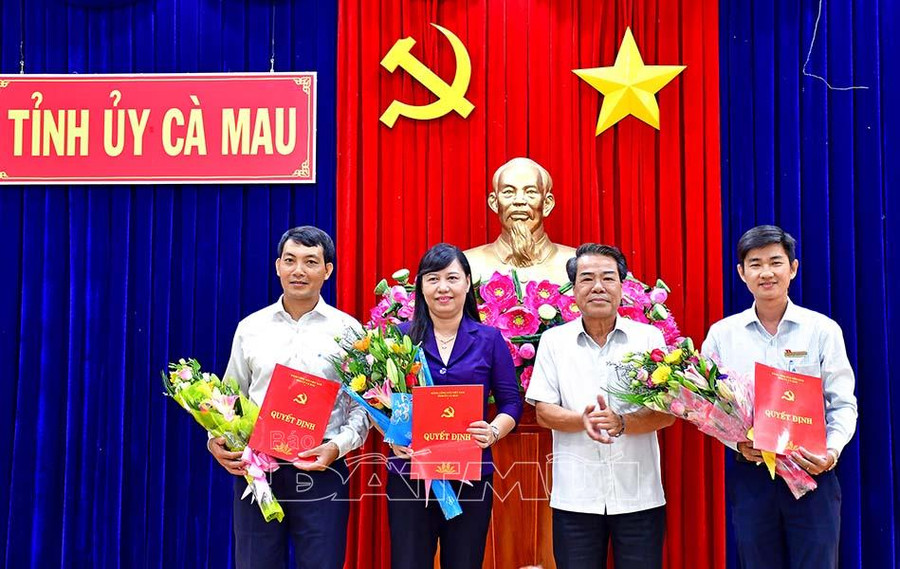 Bí thư Tỉnh ủy Cà Mau Dương Thanh Bình trao quyết định và chúc mừng các đồng chí tân Ủy viên Ban Chấp hành Đảng bộ tỉnh.