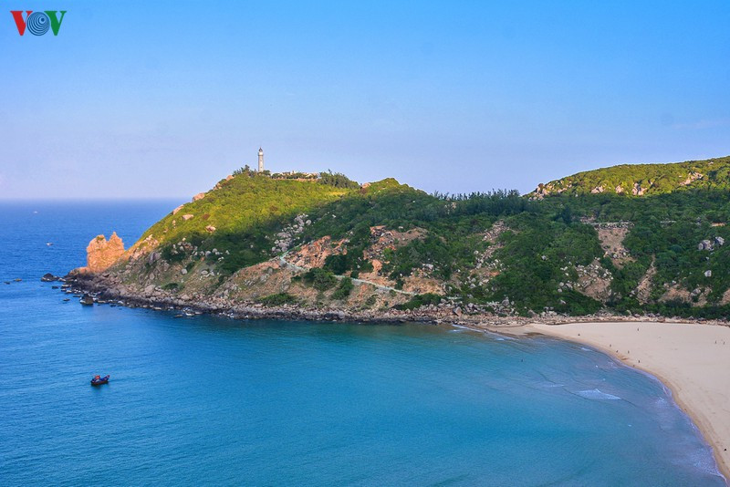 Du khách có thể mất vài ngày để khám phá những vũng vịnh đầm phá tại đây như vịnh Vũng Rô, vịnh Xuân Đài, hòn Nưa, đầm Ô Loan. Hải đăng Đại Lãnh (mũi Điện) từng được coi là cực Đông của Việt Nam, nhà thờ Mằng Lăng, tháp Nhạn,... cũng là điểm đến độc đáo.