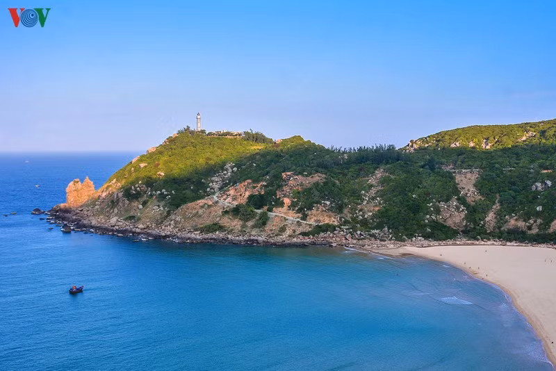 Du khách có thể mất vài ngày để khám phá những vũng vịnh đầm phá tại đây như vịnh Vũng Rô, vịnh Xuân Đài, hòn Nưa, đầm Ô Loan. Hải đăng Đại Lãnh (mũi Điện) từng được coi là cực Đông của Việt Nam, nhà thờ Mằng Lăng, tháp Nhạn,... cũng là điểm đến độc đáo.