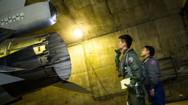 Binh sĩ Đài Loan kiểm tra máy bay F-16 trong cuộc tập trận - Ảnh: AFP Binh sĩ Đài Loan kiểm tra máy bay F-16 trong cuộc tập trận - Ảnh: AFP