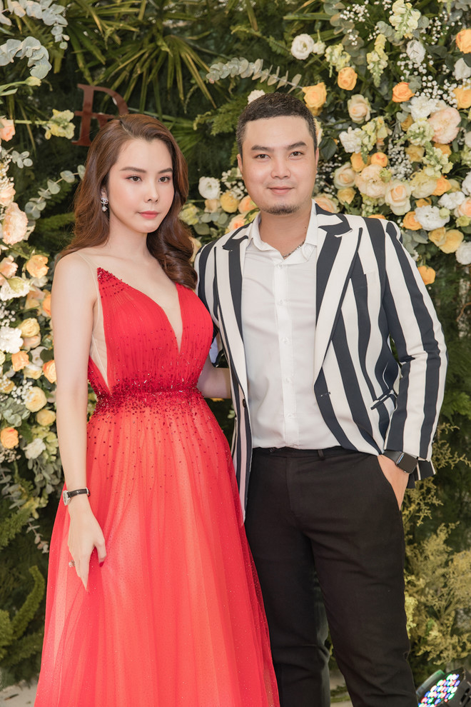 Hoa hậu Huỳnh Vy cũng nổi bật không kém khi diện váy xòe công chúa, phần cổ chữ V đầy quyến rũ. Cô kết hợp cùng đồng hồ, nhẫn kim cương tiền tỉ tạo tổng thể hài hòa, quý phái. Những họa tiết tạo hiệu ứng ánh kim từ vải lụa pha sợi tổng hợp cũng gợi lên sự tươi sáng đúng với tiêu chí chủ đề bộ sưu tập của Đức Vincie/ Ảnh: NVCC