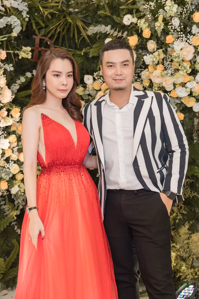 Hoa hậu Huỳnh Vy cũng nổi bật không kém khi diện váy xòe công chúa, phần cổ chữ V đầy quyến rũ. Cô kết hợp cùng đồng hồ, nhẫn kim cương tiền tỉ tạo tổng thể hài hòa, quý phái. Những họa tiết tạo hiệu ứng ánh kim từ vải lụa pha sợi tổng hợp cũng gợi lên sự tươi sáng đúng với tiêu chí chủ đề bộ sưu tập của Đức Vincie/ Ảnh: NVCC