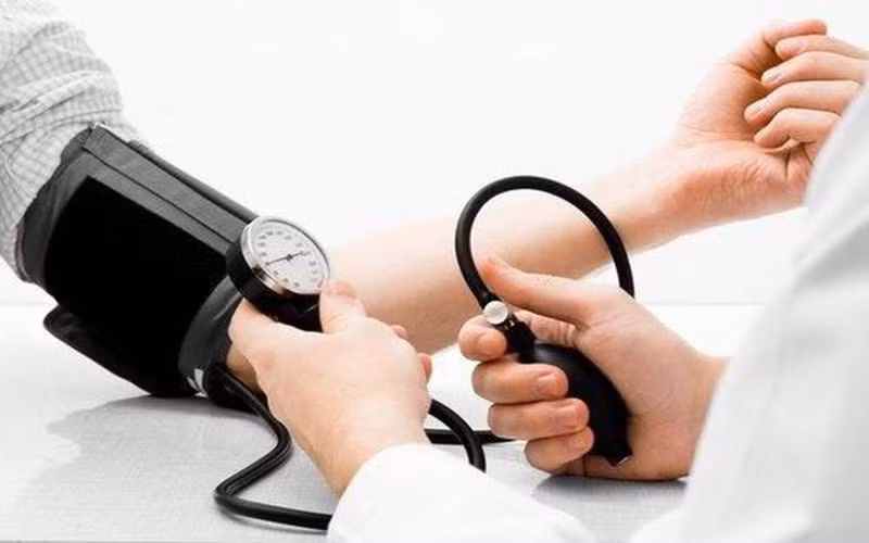 Tăng huyết áp: Cơn đau xuất hiện do hậu quả co thắt mạch máu và tăng huyết áp, thường xuất hiện ở khu vực sau gáy và đi kèm tình trạng ù tai. Tăng huyết áp: Cơn đau xuất hiện do hậu quả co thắt mạch máu và tăng huyết áp, thường xuất hiện ở khu vực sau gáy và đi kèm tình trạng ù tai.