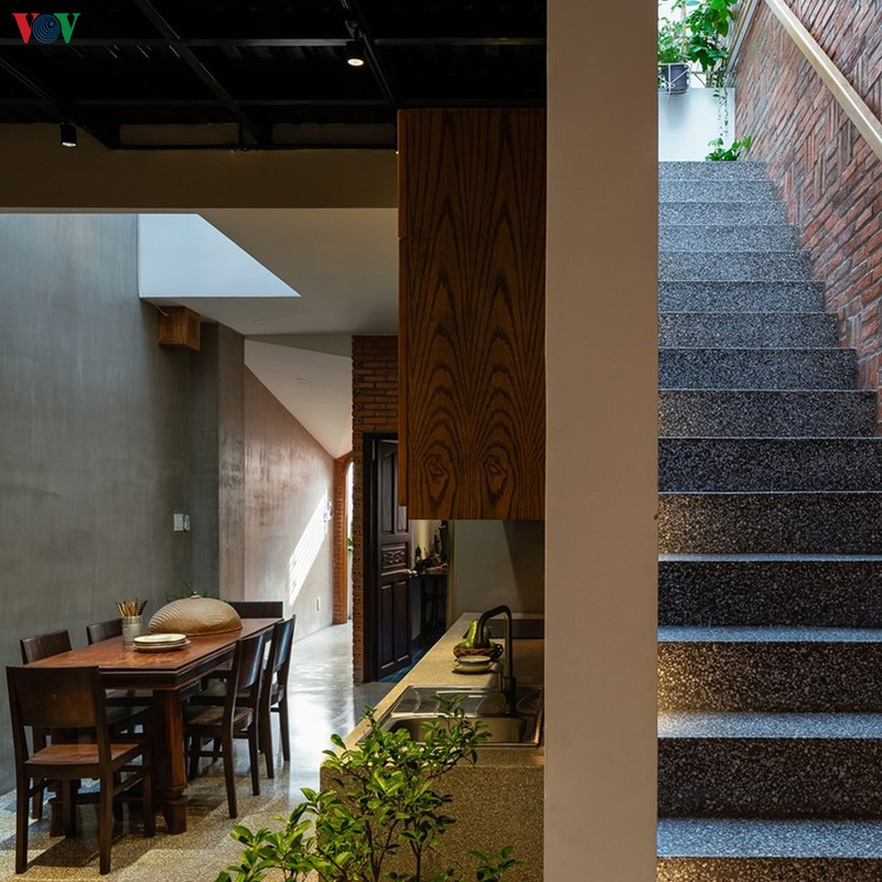 Tường gạch xây trần không trát, sàn nhà và cầu thang đá mài granito là những chất liệu chủ đạo của công trình.