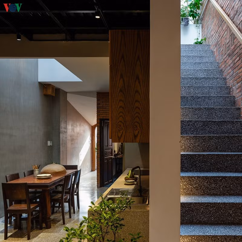 Tường gạch xây trần không trát, sàn nhà và cầu thang đá mài granito là những chất liệu chủ đạo của công trình.