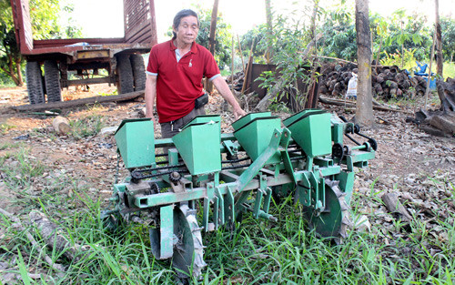Ông Hùng vẫn từng ngày dành thời gian lên mạng tìm hiểu nhu cầu ứng dụng cơ giới hóa cũng như những tiến bộ kỹ thuật và công nghệ mới để vận dụng vào cải tiến nông cụ sản xuất. Ảnh: N.V Ông Hùng vẫn từng ngày dành thời gian lên mạng tìm hiểu nhu cầu ứng dụng cơ giới hóa cũng như những tiến bộ kỹ thuật và công nghệ mới để vận dụng vào cải tiến nông cụ sản xuất. Ảnh: N.V