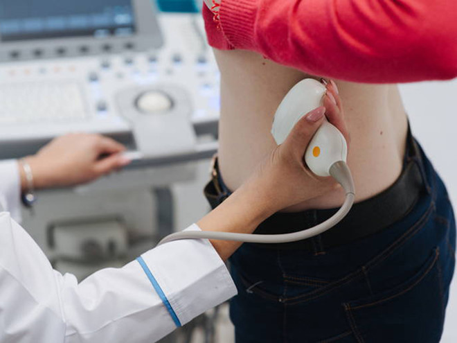 Nếu bạn thấy có những dấu hiệu như máu trong nước tiểu, đau lưng dưới, mệt mỏi kéo dài, giảm cân đột ngột, thấy khối u hoặc bướu xung quanh bụng... cần đi khám bệnh ngay/ Ảnh minh họa: Shutterstock Nếu bạn thấy có những dấu hiệu như máu trong nước tiểu, đau lưng dưới, mệt mỏi kéo dài, giảm cân đột ngột, thấy khối u hoặc bướu xung quanh bụng... cần đi khám bệnh ngay/ Ảnh minh họa: Shutterstock