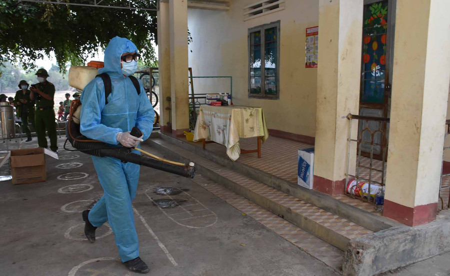 Phun thuốc tiêu độc khử trùng tại các nơi công cộng trong làng. Ảnh: Hà Phương