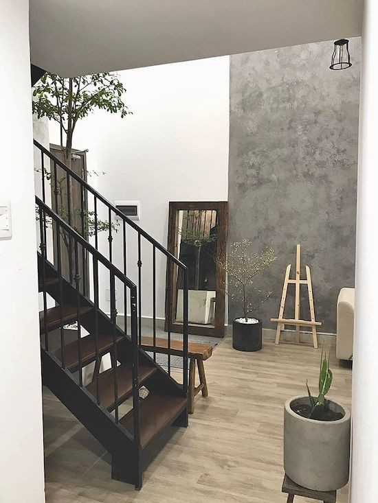 Tường sơn giả xi măng phối trắng tạo cảm giác nhà sáng hơn nhưng hơi lạnh. Để cân bằng lại, gia chủ dùng nội thất gỗ màu nguyên bản và rèm cửa màu nâu. Tường sơn giả xi măng phối trắng tạo cảm giác nhà sáng hơn nhưng hơi lạnh. Để cân bằng lại, gia chủ dùng nội thất gỗ màu nguyên bản và rèm cửa màu nâu.